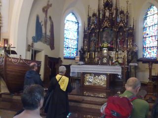 Jak zwykle po wejściu do kościoła ks. kierownik przewodniczy odmawianym modlitwom